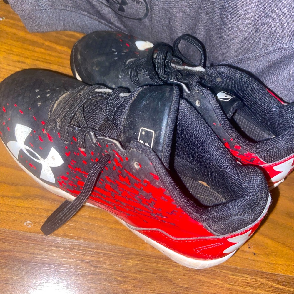 Under Armor Boys SZ 11 Baseball Cleats